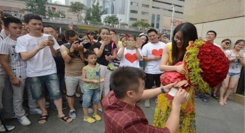 男子在街头上演浪漫求婚 女友点头答应后 男子被警察带走了 天天快报
