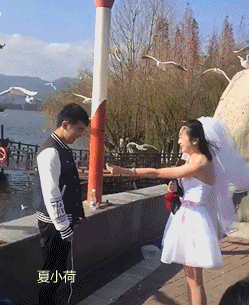 搞笑gif趣图:高铁服务专业的妹子,日常上课都是这样的!