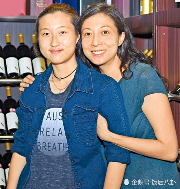 吴卓林与31岁女友订婚获吴绮莉祝福,成龙一家的连续剧又更新了