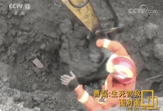 在基本确认了被埋人员的位置后,曹磊下令让一台挖掘机从塌方的右侧