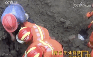 在基本确认了被埋人员的位置后,曹磊下令让一台挖掘机从塌方的右侧