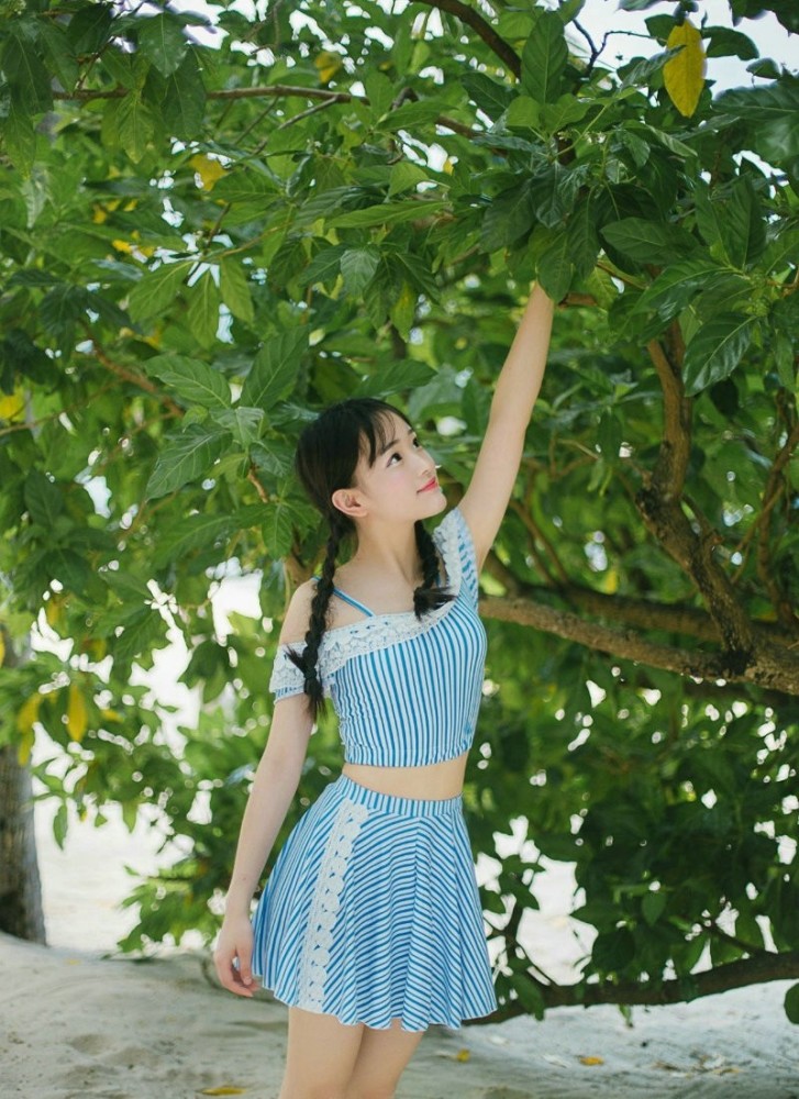草帽麻花辫,可爱大眼女孩