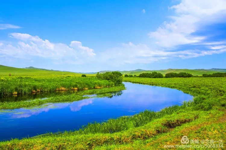 乌拉盖九曲湾位于乌拉盖湖东面,与湖入口相连,属低山丘陵地带,属乌拉