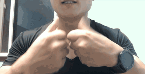 第三个动作,和第一个动作类似,就是在竖起大拇指的时候做一些简单的