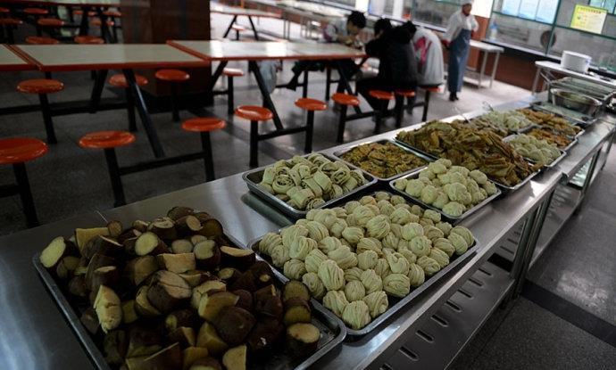 公司食堂25元一位自助餐,火爆半个月后无人再光顾,员工:受不了