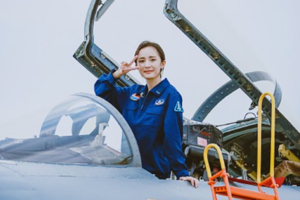 王威光荣退伍开微博,与杨幂互关也上热搜,网友