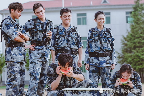 杨幂与班长微博互关,他曾是雷神突击队员,两人