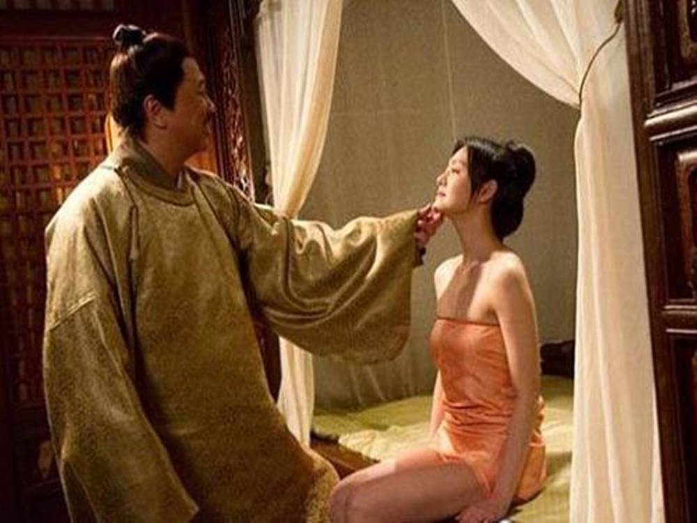 韩国在床上脱内衣接吻_韩国美女内衣内裤半脱