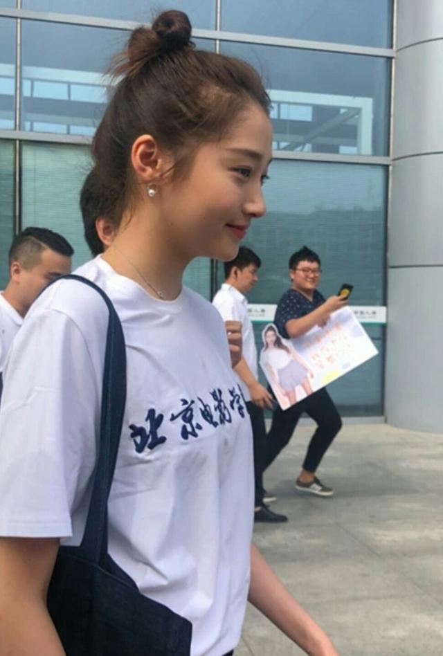 关晓彤颜值太突出!穿校服扎丸子头,和别人比胳膊也瘦脖子也长