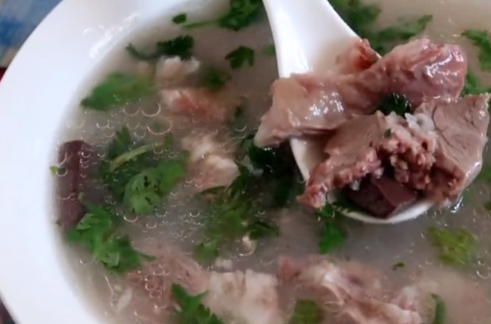 实拍农村1.5米的大锅炖羊肉，大块的羊肉汤配大饼，吃到美滋滋