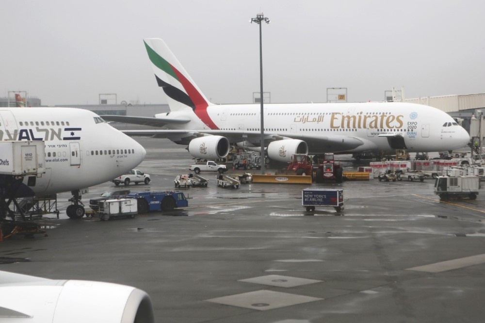 阿联酋航空飞纽约航班10人集体生病 不是之前传的100人 看点快报
