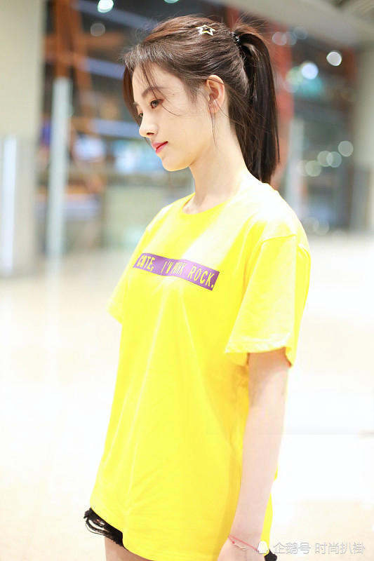 21岁沈月与鞠婧t同穿黄t秒变"土妹",网友:这对比看着