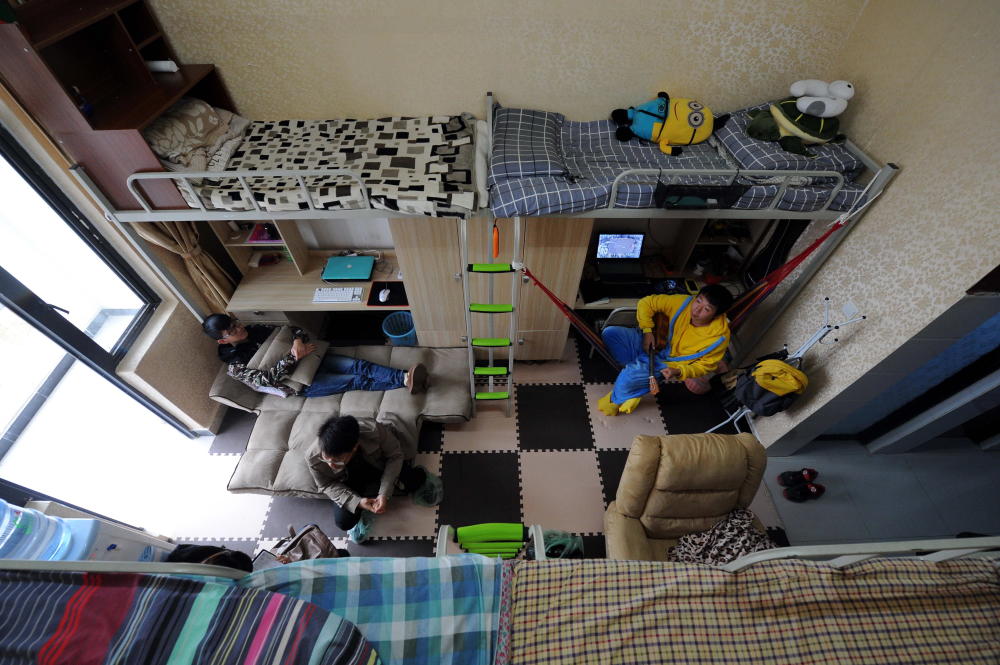 贵州民族大学传媒学院一男生寝室以舒适豪华受到同学们热捧.