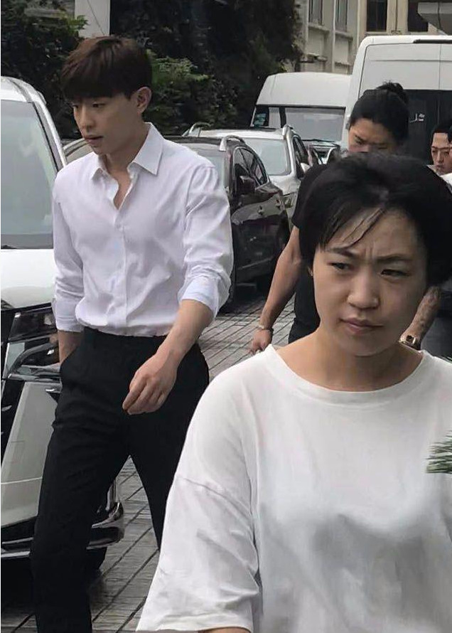 邓伦素颜近照曝光,未修图的他低调不失大气,大长腿吸睛