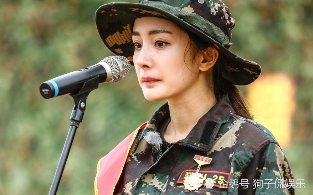 王威退伍首开微博互关杨幂,大幂幂:小威威跟