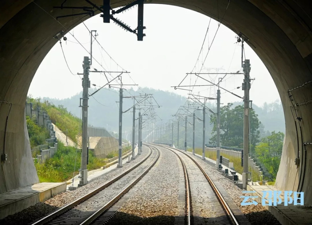 它西连沪昆高速铁路,东接衡茶吉铁路等,为兰厦铁路中段南线的路段,与