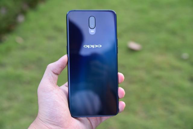 oppo r17外观颜值受用户高度好评,具备91.5%屏占比