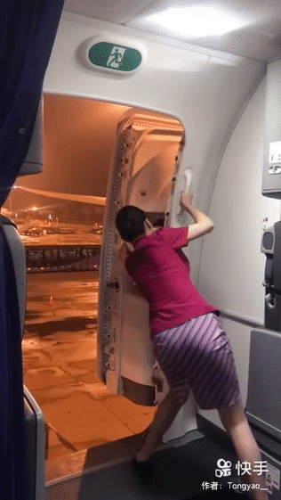 空姐使出吃奶的劲关舱门!完全不顾仪态了!看着好心痛!