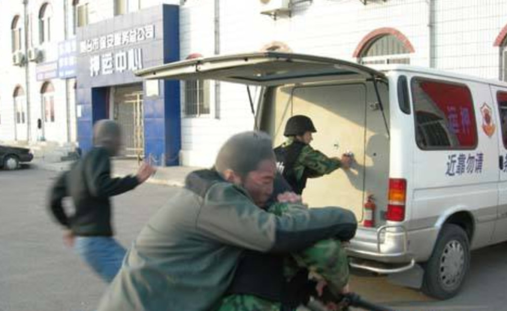 现实生活中有没有可能发生抢运钞车的情节?网友:这是不存在的
