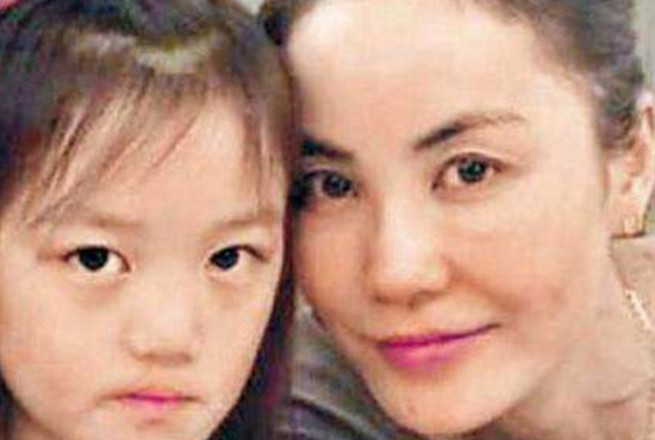 女儿上节目,"兔唇"缺陷被放大,网友嘲笑,王菲六字霸气