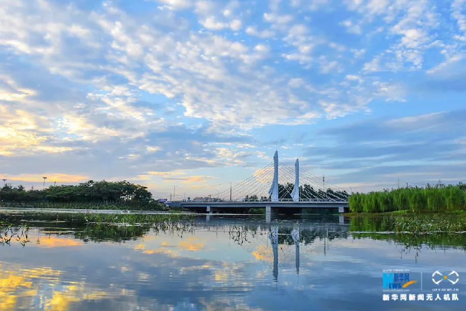 在邯郸市广平县东湖公园,清澈的水面映照着天空,清美秀丽.