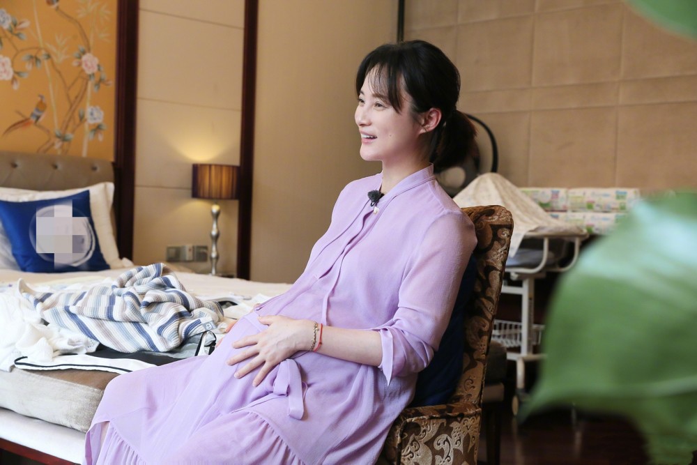 蒋勤勤产后离开月子中心,晒一家人互动照,十分有爱!