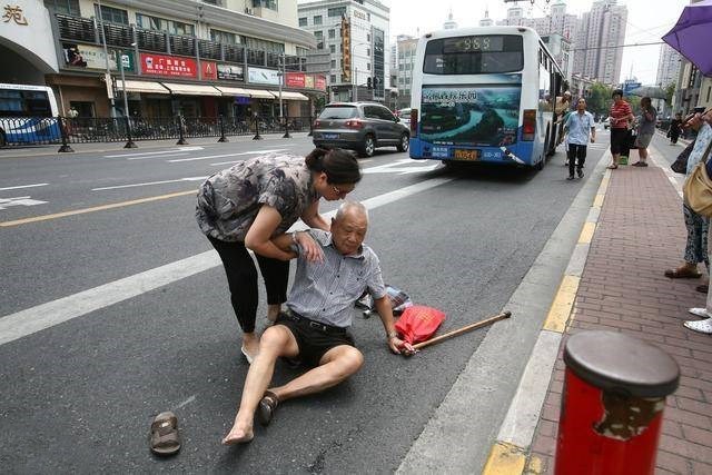 所以许多老人摔倒后起不来,真不是为了碰瓷.