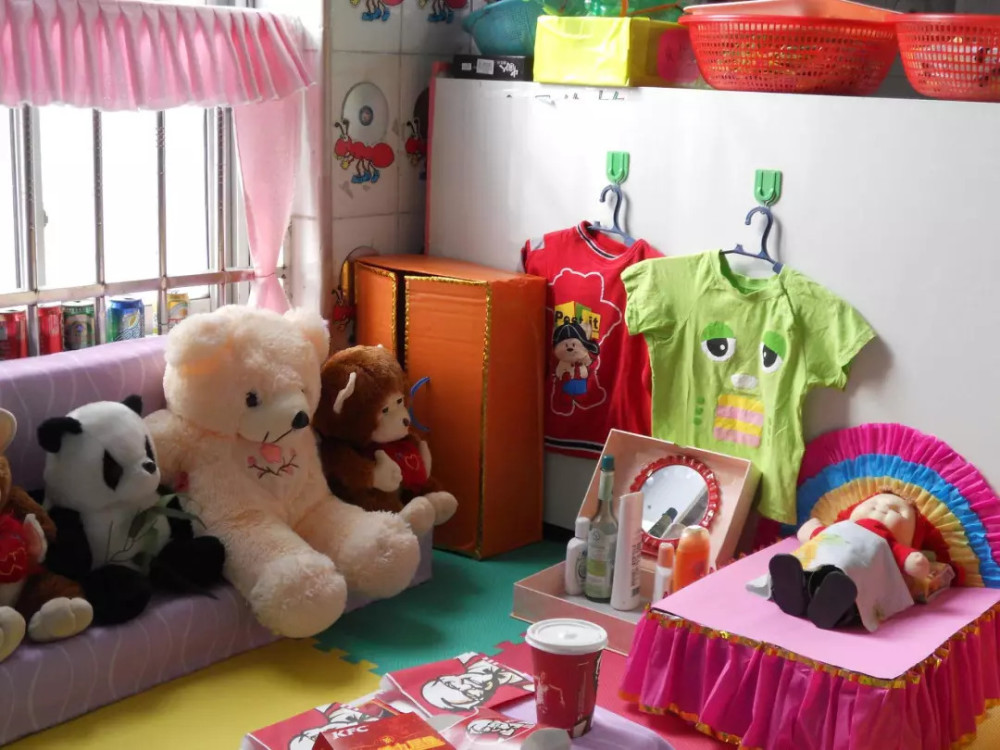 这些可爱的毛绒玩具也一定很受欢迎哟~ 看看安涛幼儿园娃娃家创意 ▼