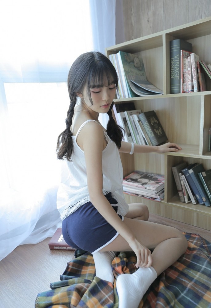 粉嘟嘟麻花辫少女,吊带香肩运动短裤修长美腿