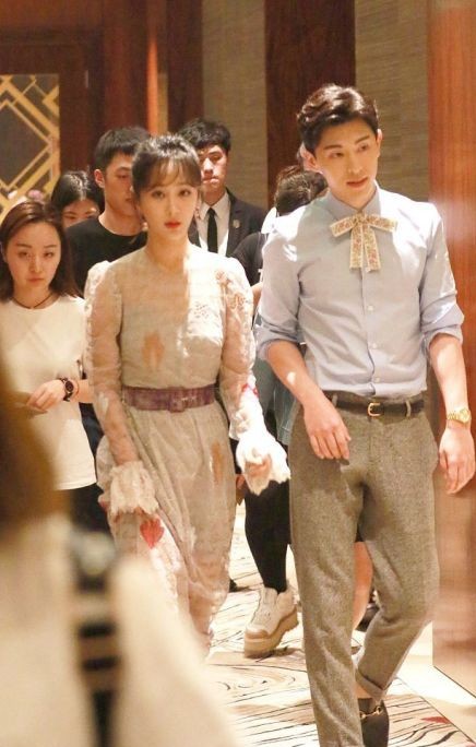 杨紫邓伦十指紧扣,四目相对,含情脉脉,网友:配一