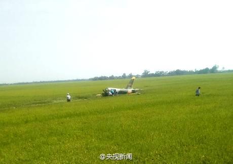越南空军一架飞机实战演习中突发事故坠入路边