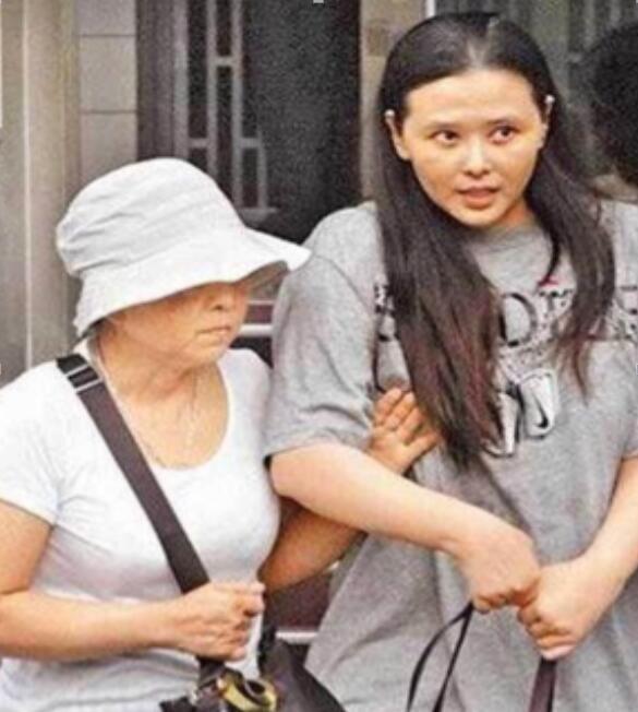 光良mv女主角萧淑慎,嫁小15岁老公被嫌老,直播当众