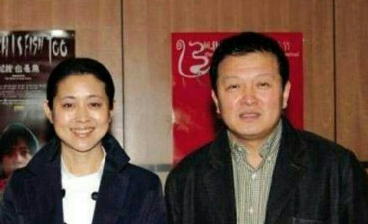 近60岁倪萍与第三任老公甜照流出,备受呵护满脸笑意,令人羡慕