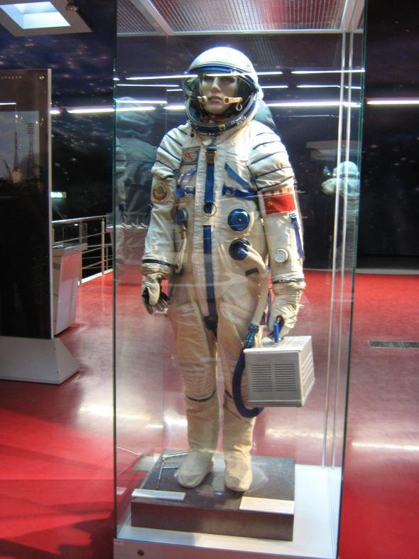 图中在玻璃窗里头的是苏联航天服,看起来比较熟悉,可早先的时候,远没