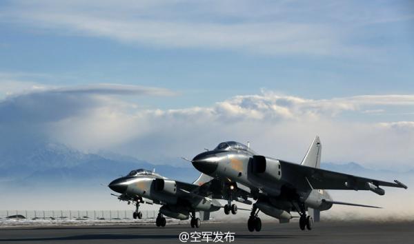 我军驻新疆飞豹战机形成战力 回击印度向藏南