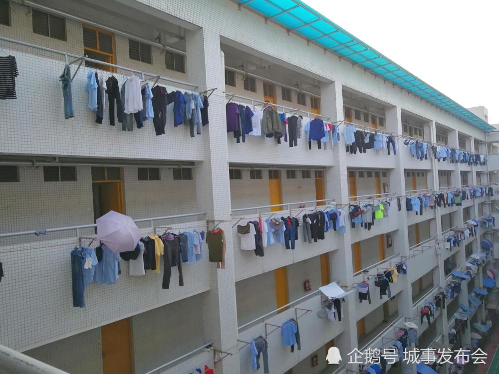 深圳某工厂宿舍,工人的衣服一排排的挂在门口晾晒,别有一番风景