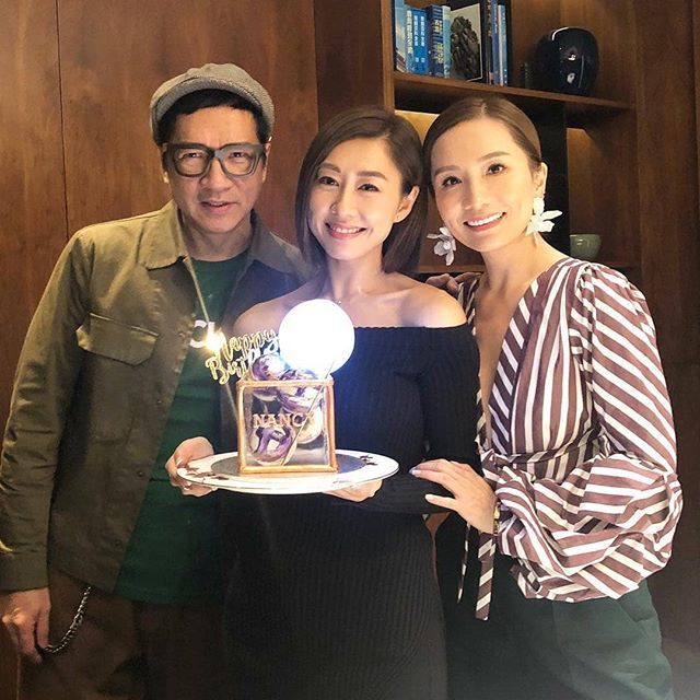 首先是胡杏儿和她的老公,他们夫妻俩还戴着婚戒出席派对,看起来相当