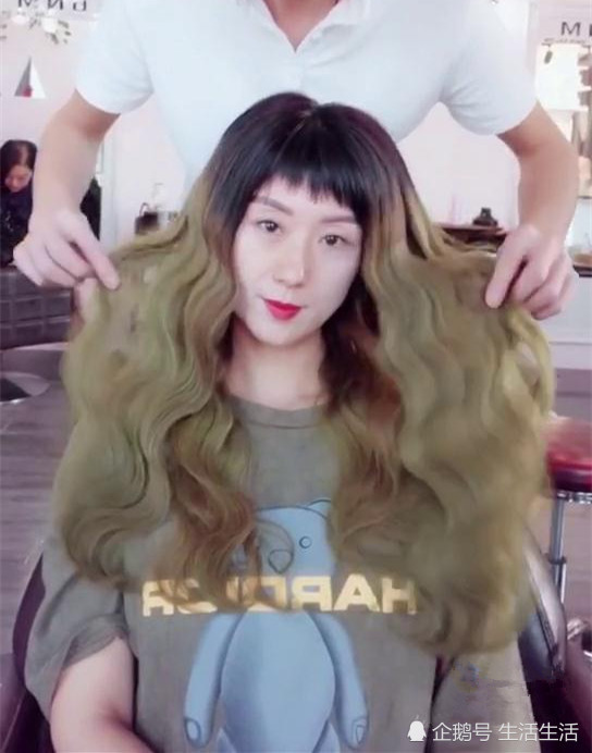 少女接完长发变男人,接完脸绿了,网友:显老就算了还像