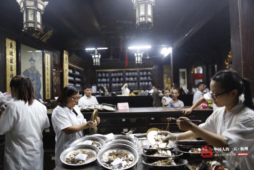 杭州胡庆余堂中药师每天称药150余斤
