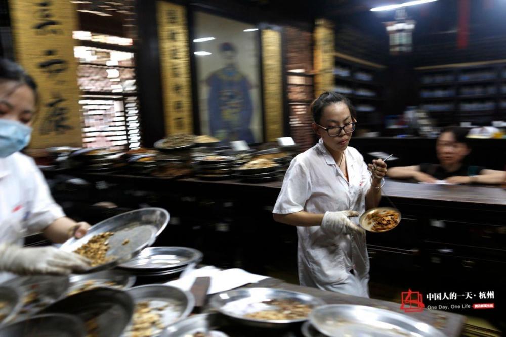 杭州胡庆余堂中药师每天称药150余斤