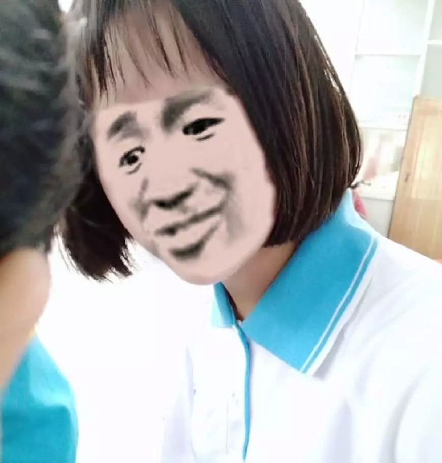 甜美的女孩子却让所谓的"大神们"在脸上p上了一个让人笑喷的表情包