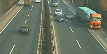 这些你自以为正确的开车习惯,正把你推向危险边缘