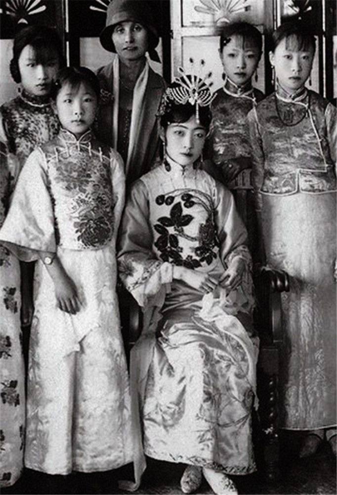清朝妃嫔格格们年轻时有多美?看完这组老照片,你就明白了