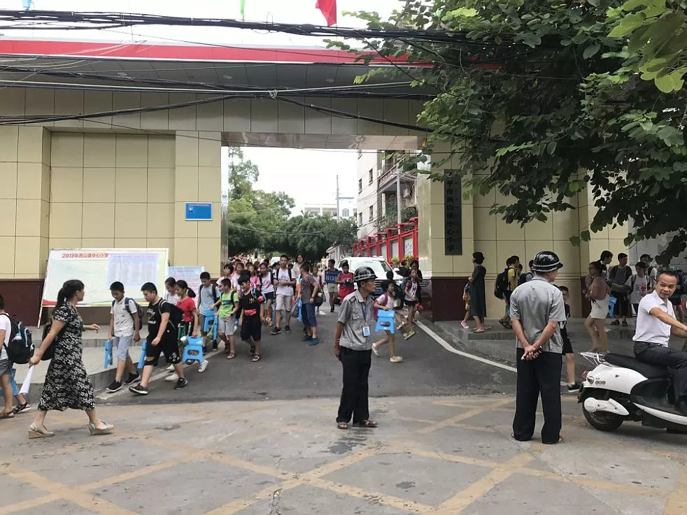 大家来支招,桂平学校上下学门口堵车"顽症"如何破解!
