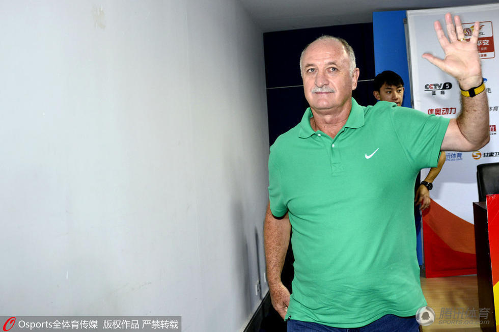 斯科拉里出席恒大发布会 上演表情秀_学生时代