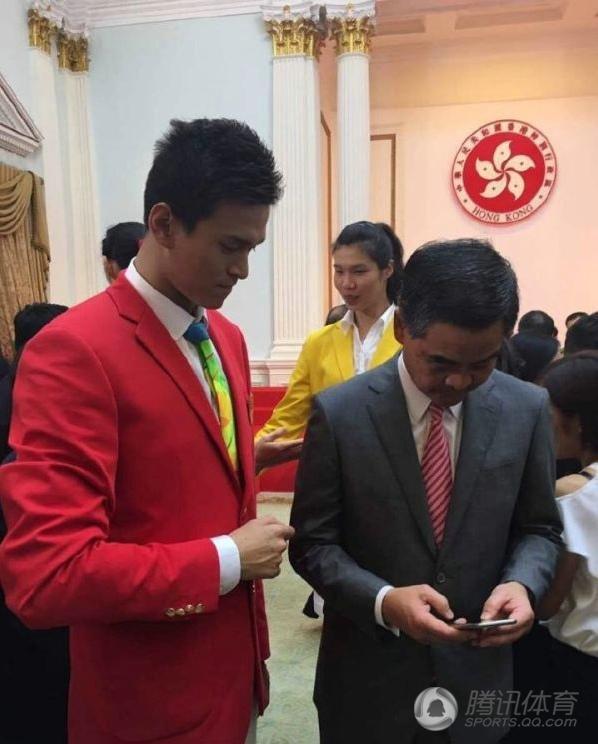 孙杨香港变合影帝 同框郭晶晶甄子丹