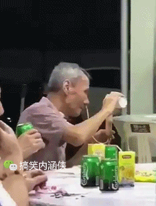 搞笑gif趣图 他还是个孩子,有本事冲我来