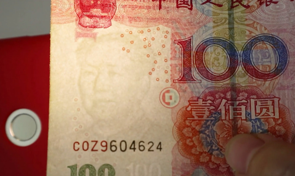 钞票在手机这里一放,真钱还是假钱立马知道,不怕再上当受骗了!