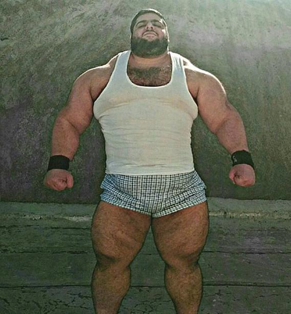 伊朗巨兽!现实版绿巨人,网友:没人能接他一拳!