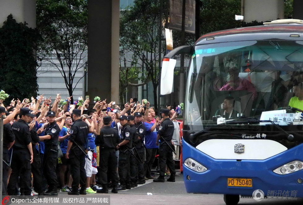 京沪大战火药味浓 申花球迷中指迎国安_学生时